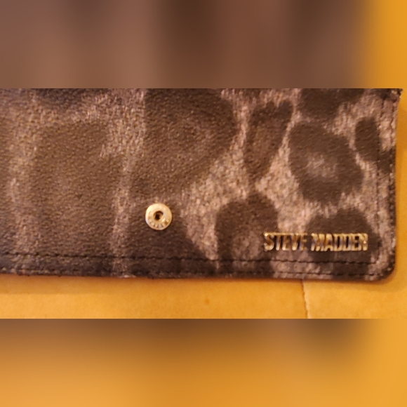 Steve Madden Leopard Bilfold Gray and Black - Picture 6 of 7